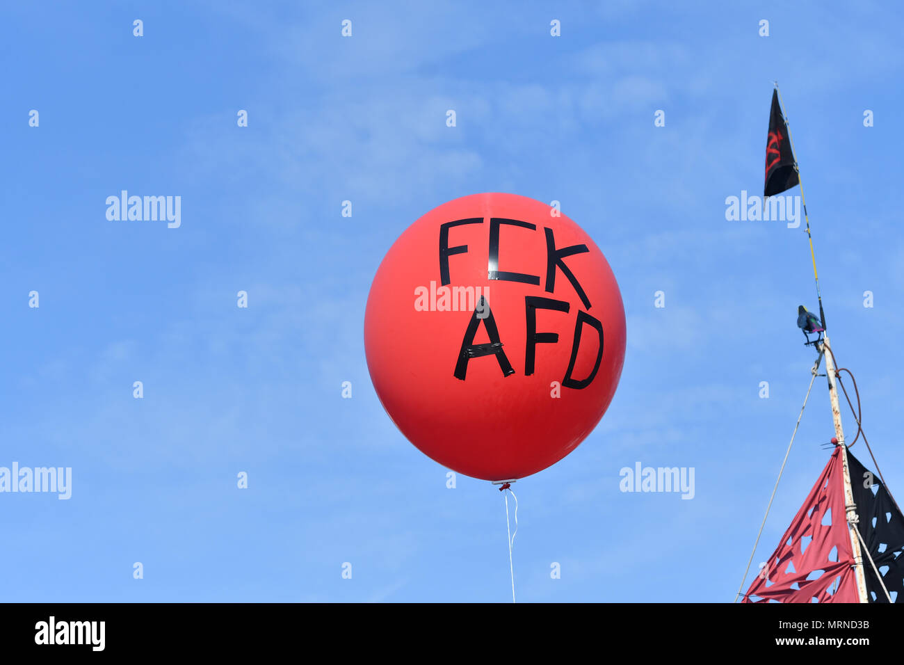 27. Mai 2018, Deutschland, Berlin: ein Ballon Lesung" FCK-AfD' ist Teil eines Zählers - Protest gegen eine fortwährende Demonstration der Alternative für Deutschland (AfD). Foto: Paul Zinken/dpa Quelle: dpa Picture alliance/Alamy leben Nachrichten Stockfoto