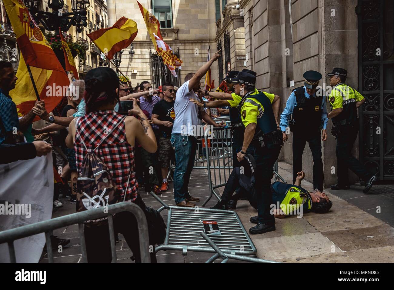 Barcelona, Spanien. 27. Mai, 2018: Spannungen zwischen Demonstranten wirft, wie jemand eine riesige gelbe Band zur Unterstützung der Katalanischen imprisioned Politik an der Fassade hängt, wenn das Rathaus der Stadt Barcelona während eines Protestes gegen die katalanische separatistische Bewegung unter dem Motto "ohne Gleichheit gibt es keinen Frieden" Credit: Matthias Oesterle/Alamy leben Nachrichten Stockfoto