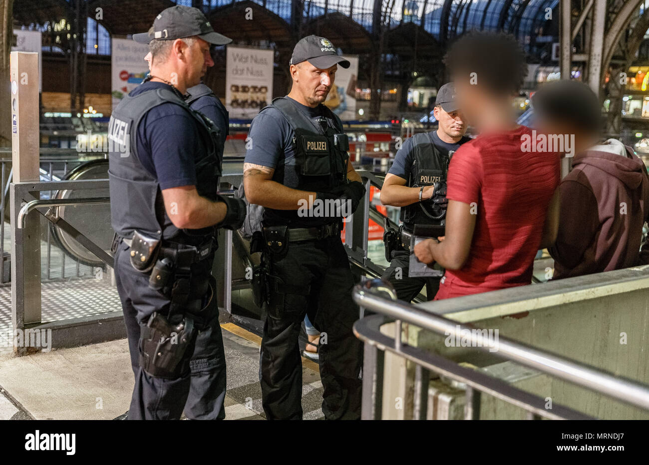 26. Mai 2018, Deutschland, Berlin: Deutsche Polizisten kontrollieren Passanten nach Waffen, wie Gewehre, Messer oder am Hauptbahnhof. Die Kontrollen sollen Licht auf, wie viele Waffen zu vergießen im Umlauf sind. Foto: Markus Scholz/dpa - ACHTUNG: Individuelle(s) ist/sind verpixelt aus rechtlichen Gründen eine Gutschrift: dpa Picture alliance/Alamy leben Nachrichten Stockfoto