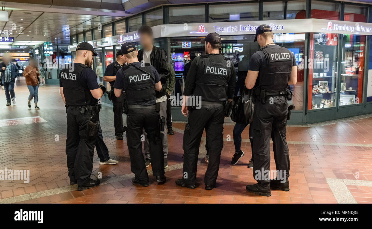 26. Mai 2018, Deutschland, Berlin: Deutsche Polizisten kontrollieren Passanten nach Waffen, wie Gewehre, Messer oder am Hauptbahnhof. Die Kontrollen sollen Licht auf, wie viele Waffen zu vergießen im Umlauf sind. Foto: Markus Scholz/dpa - ACHTUNG: Individuelle(s) ist/sind verpixelt aus rechtlichen Gründen eine Gutschrift: dpa Picture alliance/Alamy leben Nachrichten Stockfoto