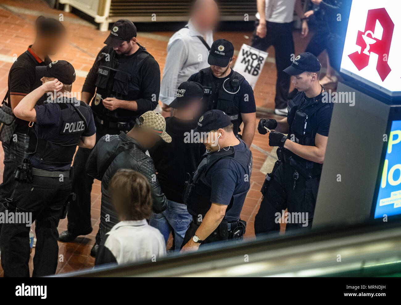 26. Mai 2018, Deutschland, Berlin: Deutsche Polizisten kontrollieren Passanten nach Waffen, wie Gewehre, Messer oder am Hauptbahnhof. Die Kontrollen sollen Licht auf, wie viele Waffen zu vergießen im Umlauf sind. Foto: Markus Scholz/dpa - ACHTUNG: Individuelle(s) ist/sind verpixelt aus rechtlichen Gründen eine Gutschrift: dpa Picture alliance/Alamy leben Nachrichten Stockfoto 26. Mai 2018, Deutschland, Berlin: Deutsche Polizisten kontrollieren Passanten nach Waffen, wie Gewehre, Messer oder am Hauptbahnhof. Die Kontrollen sollen Licht auf, wie viele Waffen zu vergießen im Umlauf sind. Foto: Markus Scholz/dpa - ACHTUNG: Individuelle(s) ist/sind verpixelt aus rechtlichen Gründen eine Gutschrift: dpa Picture alliance/Alamy leben Nachrichten Stockfoto