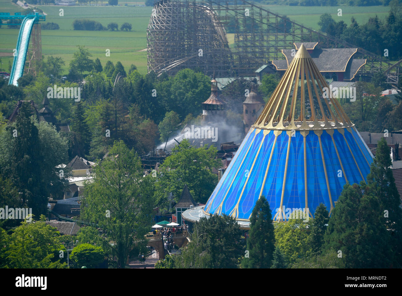 27. Mai 2018, Rust, Deutschland: Am Tag nach dem Großen Feuer im Europa Park, in einem Teil abgesperrt für Besucher, Orte mit Wasser besprengt werden, auf dem der Tag, bevor ein Feuer wütete. So verbleibenden Glut sollte gestrichen werden. Das Bild wurde von einem Aussichtsturm im Park getroffen. Foto: Achim Keller/dpa Quelle: dpa Picture alliance/Alamy leben Nachrichten Stockfoto