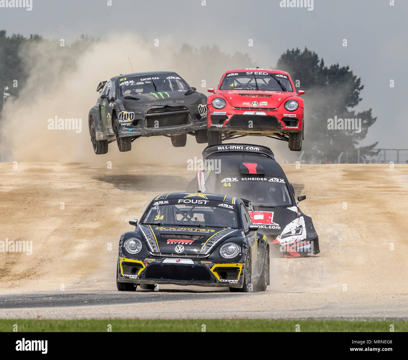 27. Mai 2018, Silverstone, Towcester, England; Cooper reifen Welt RX von Großbritannien, die SpeedMachine Festival; Liam Doran (GBR) in der Citroen DS3 für Team Liam Doran GBR Zusammenstöße in der Luft gegen Scott Speed (USA) in der Volkswagen Käfer für Team Volkswagen Andretti Rallycross USA wie Sie den Sprung in den Amerikas Rallycross Finale Stockfoto