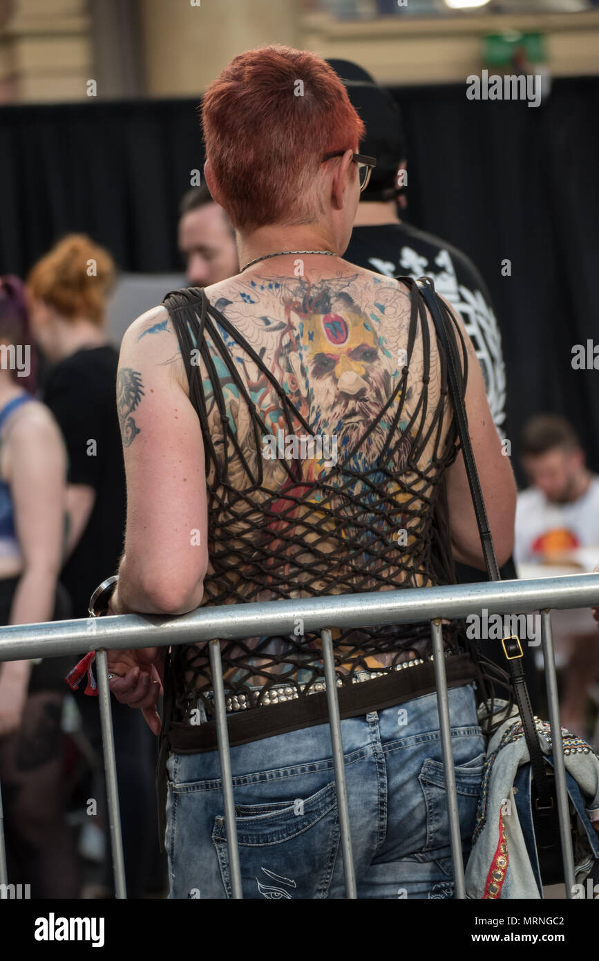 Body art Fans haben ihre Tätowierung wurde von Künstlern wie Hunderte strömen in London, Großbritannien, für die Große britische Tattoo, Tattoo Wettbewerbe und die Puppe UK am 26. Mai 2018 geschehen. Stockfoto