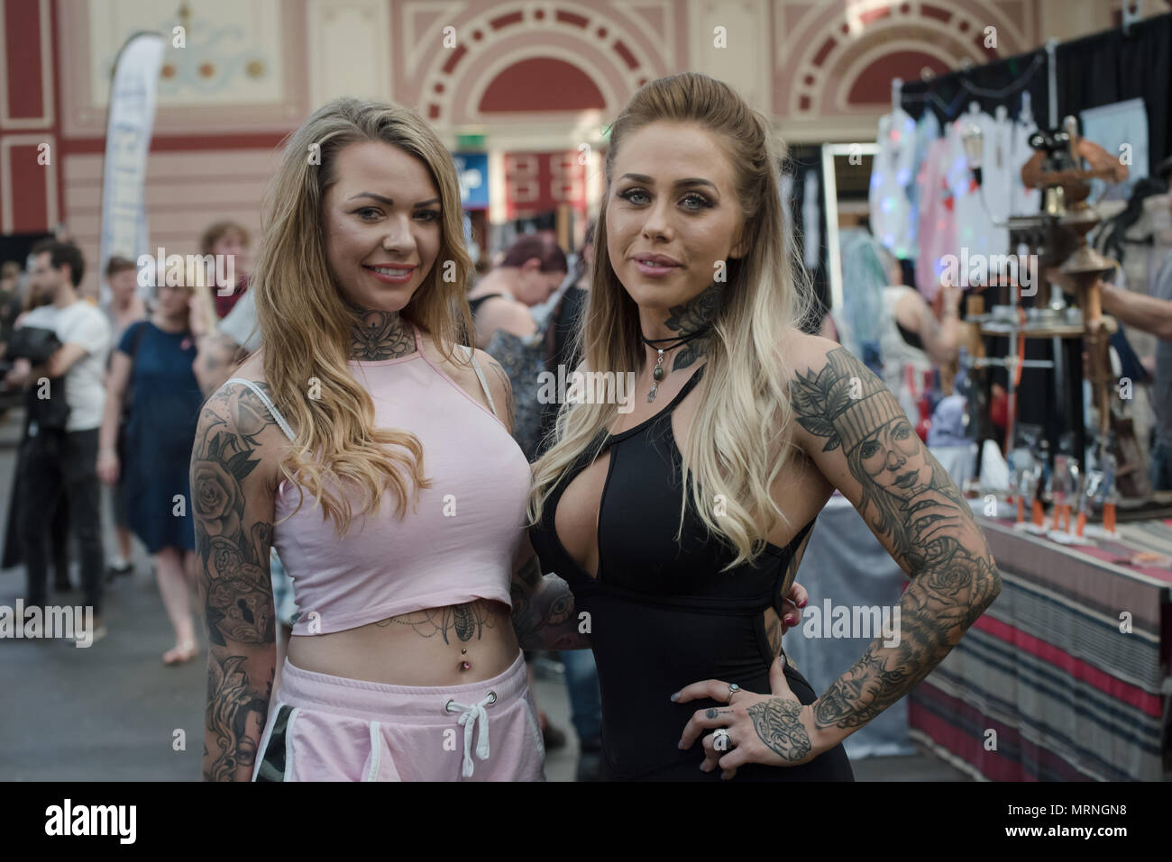 Body art Fans haben ihre Tätowierung wurde von Künstlern wie Hunderte strömen in London, Großbritannien, für die Große britische Tattoo, Tattoo Wettbewerbe und die Puppe UK am 26. Mai 2018 geschehen. Stockfoto