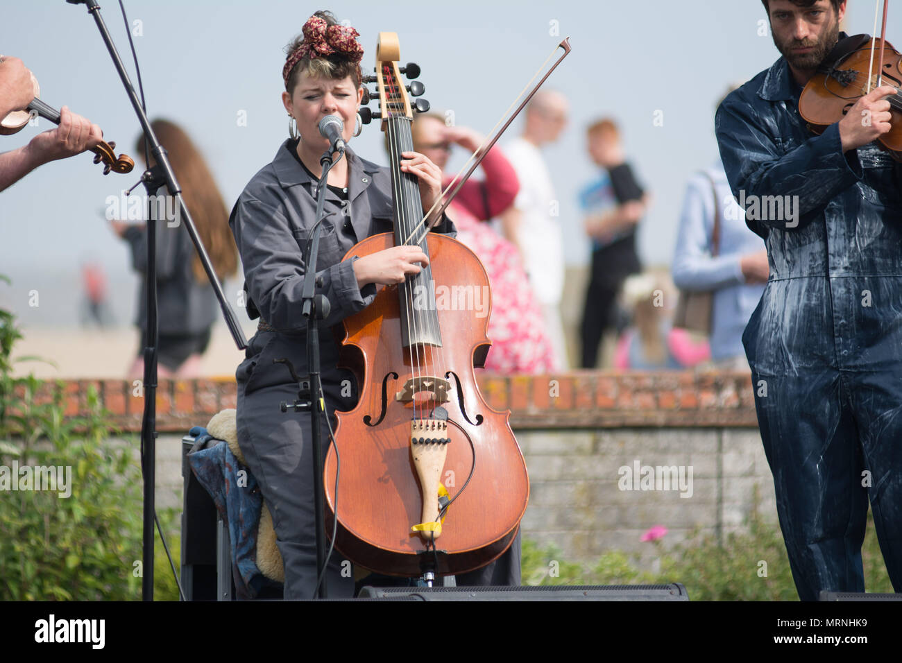 Great Yarmouth, Großbritannien. 27. Mai 2018. Renommierte Dance Company Stopgap mit einer Besetzung von lokale Tänzer zum Leben die lebendige Musik von bekannten zeitgenössischen Folk Band zu bringen zusammenzuarbeiten, Moulettes. Die Seeleute feiert unsere Beziehung mit dem Meer und die Fahrten, die wir über Sie machen. Teil gig, Teil Spektakel, 50-köpfigen cast Reisen in und aus fernen Ländern mit Great Yarmouth Meer als Hintergrund. Stopgap Dance Company Arbeit mit behinderten und nicht behinderten Künstlern, die innovative Möglichkeiten für die Zusammenarbeit, die Schaffung aufregende Produktionen mit Tanz. Credit: Kevin Hodgson/Alamy leben Nachrichten Stockfoto