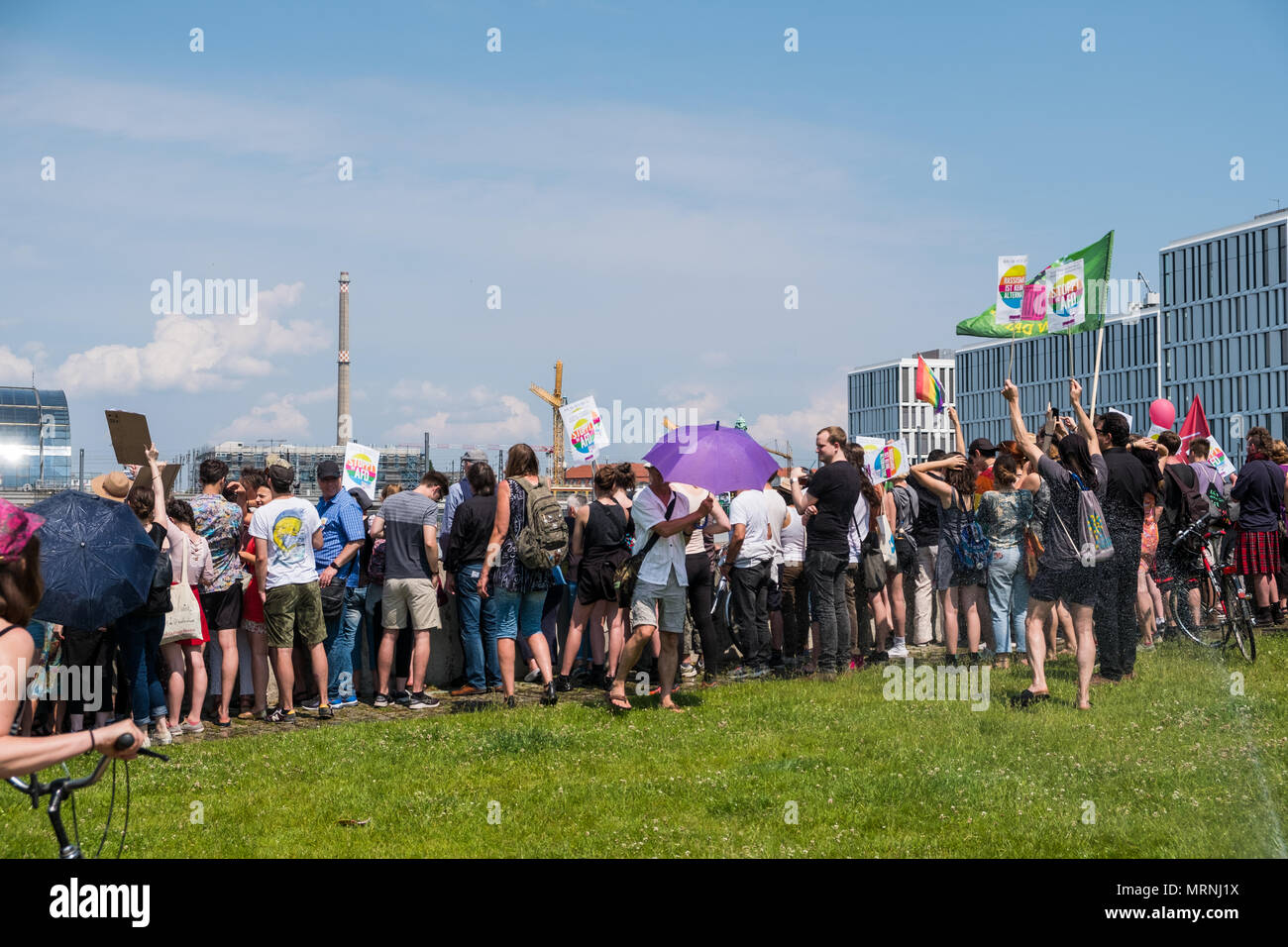 Berlin, Deutschland - 27. Mai 2018: Menschen bei Protest gegen die AFD/Alternative für Deutschland (Deutsch: Alternative für Deutschland, AfD), einer rechten weit nach rechts politische Partei in Deutschland. Credit: hanohiki/Alamy leben Nachrichten Stockfoto