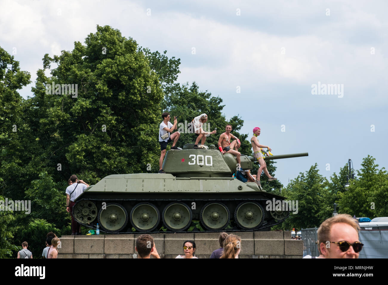 Berlin, Deutschland - 27. Mai 2018: Menschen auf Tank des sowjetischen Ehrenmals in Berlin Protest gegen AFD/Alternative für Deutschland (Deutsch: Alternative für Deutschland, AfD), einer rechten weit nach rechts politische Partei in Deutschland. Credit: hanohiki/Alamy leben Nachrichten Stockfoto