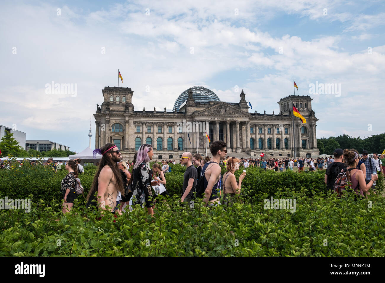 Berlin, Deutschland - 27. Mai 2018: Entgegen dem Protest gegen die Demonstration der AFD/Alternative für Deutschland (Deutsch: Alternative für Deutschland, AfD), einem rechten, der rechtsextremen Partei in Deutschland. Credit: hanohiki/Alamy leben Nachrichten Stockfoto