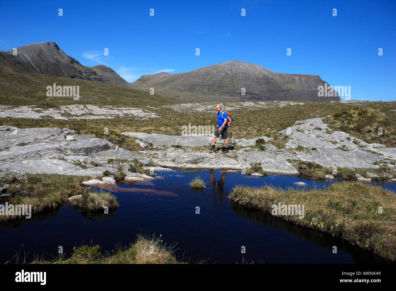 North West Highlands, Großbritannien. 27. Mai 2018. Hydratisiert zu halten ist Schlüssel für diese hillwalker Quinag klettern in Sutherland, da die Temperaturen in den 20ern während dieser Bank Holiday Wochenende bleiben. Credit: PictureScotland/Alamy leben Nachrichten Stockfoto