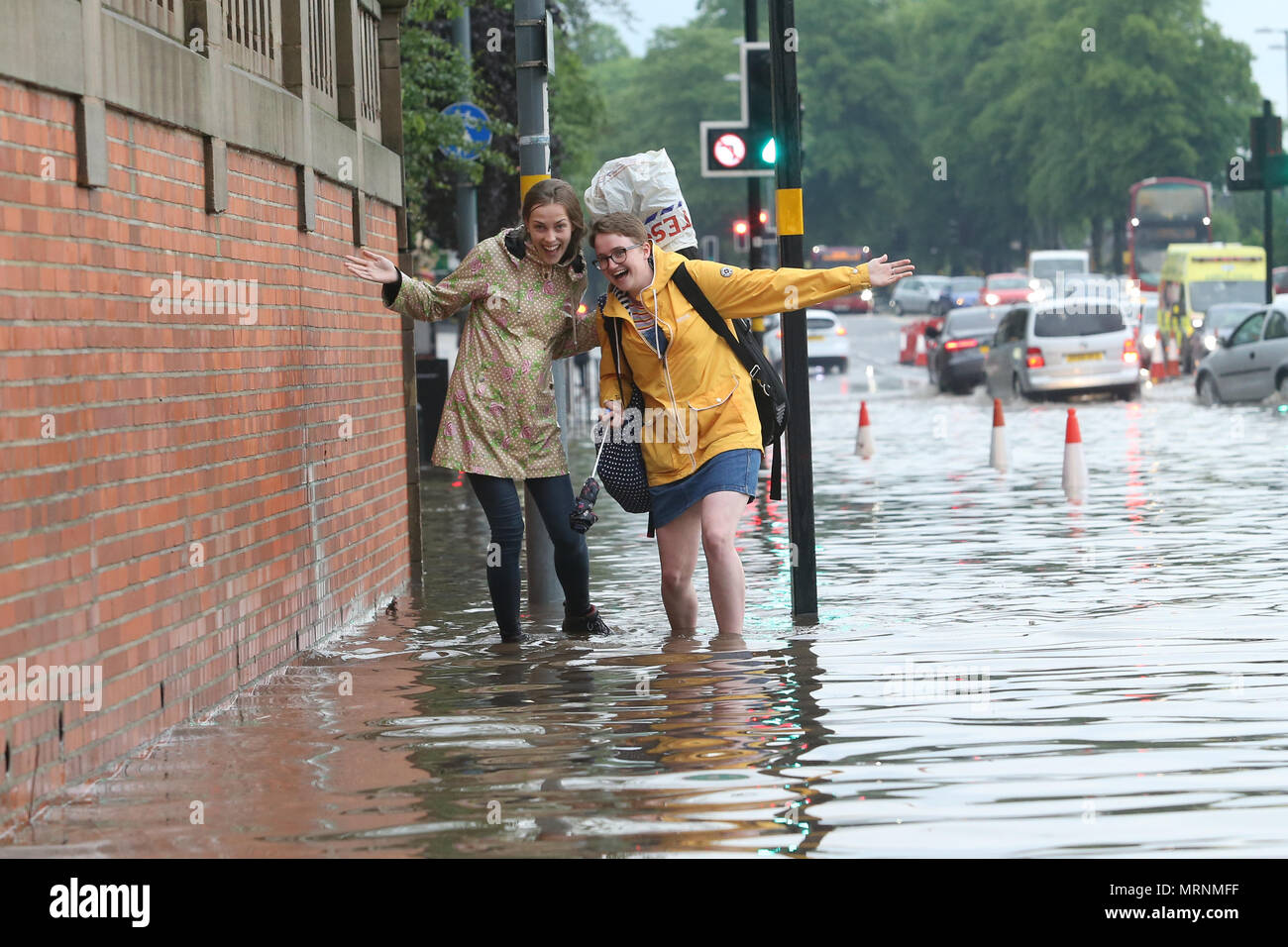 Menschen zu Fuß durch Hochwasser, Birmingham, Großbritannien Stockfoto