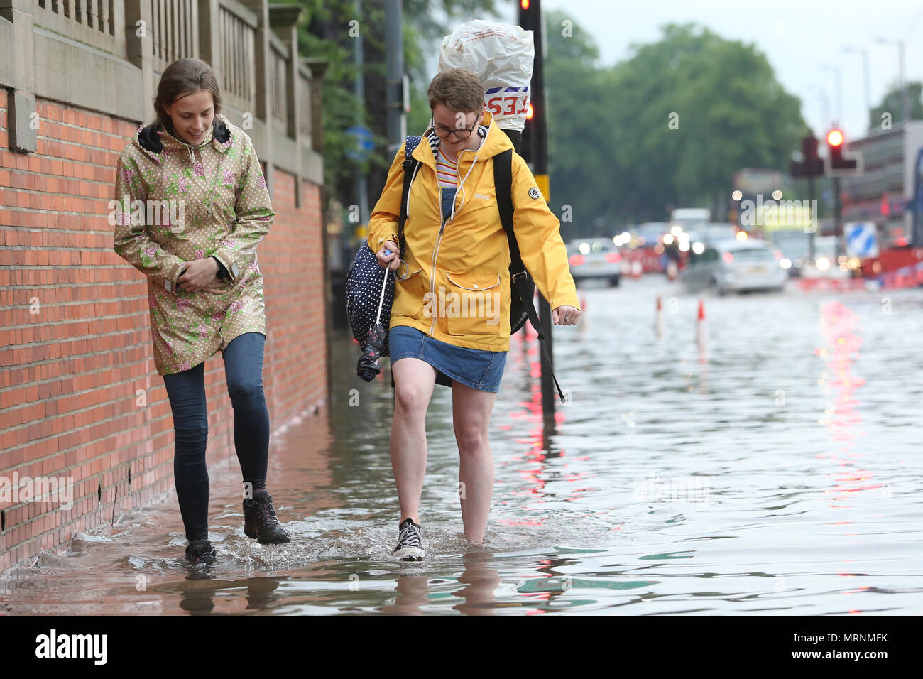 Menschen zu Fuß durch Hochwasser, Birmingham, Großbritannien Stockfoto