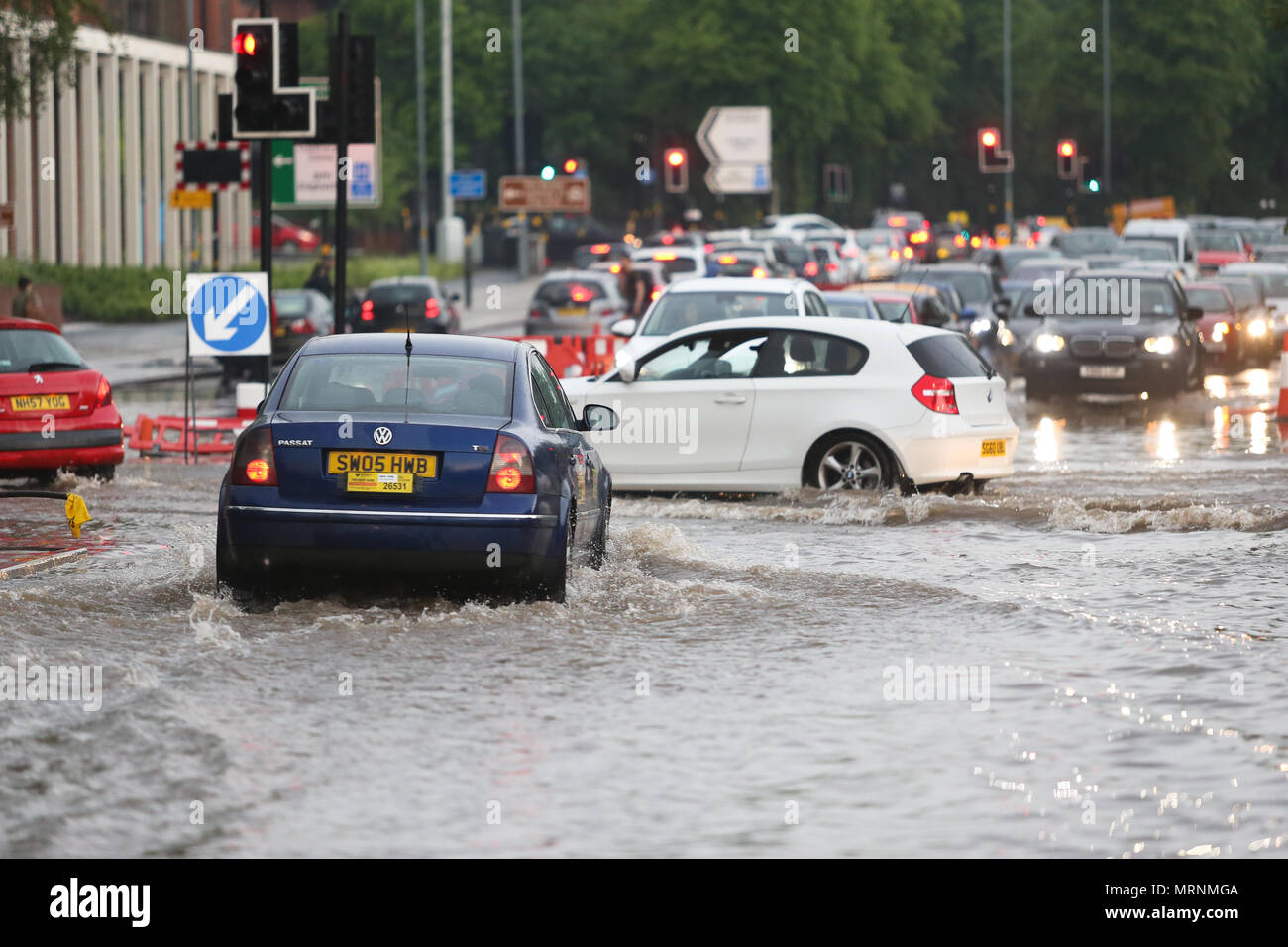 Verkehr Durch dep Hochwasser fahren, Birmingham, Großbritannien Stockfoto