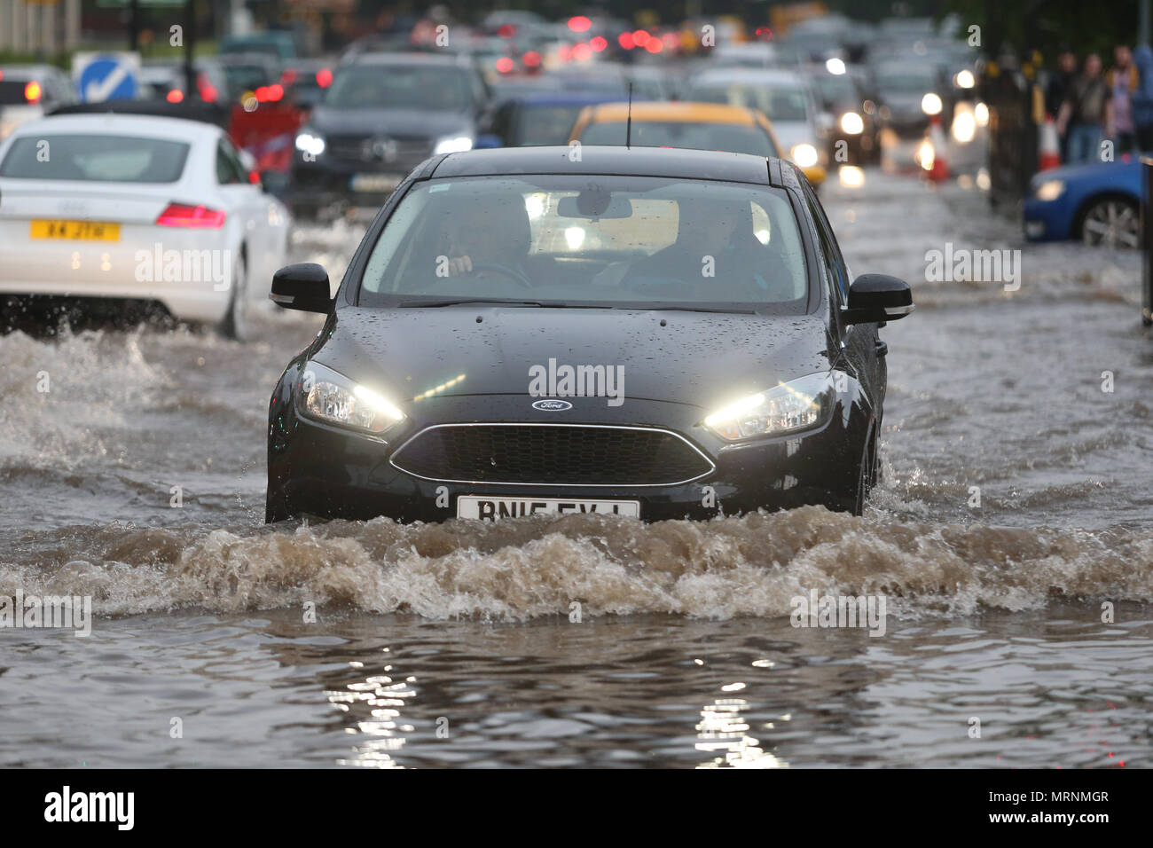 Verkehr Durch dep Hochwasser fahren, Birmingham, Großbritannien Stockfoto