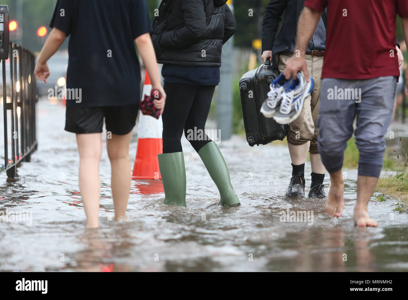 Menschen zu Fuß durch Hochwasser, Birmingham, Großbritannien Stockfoto