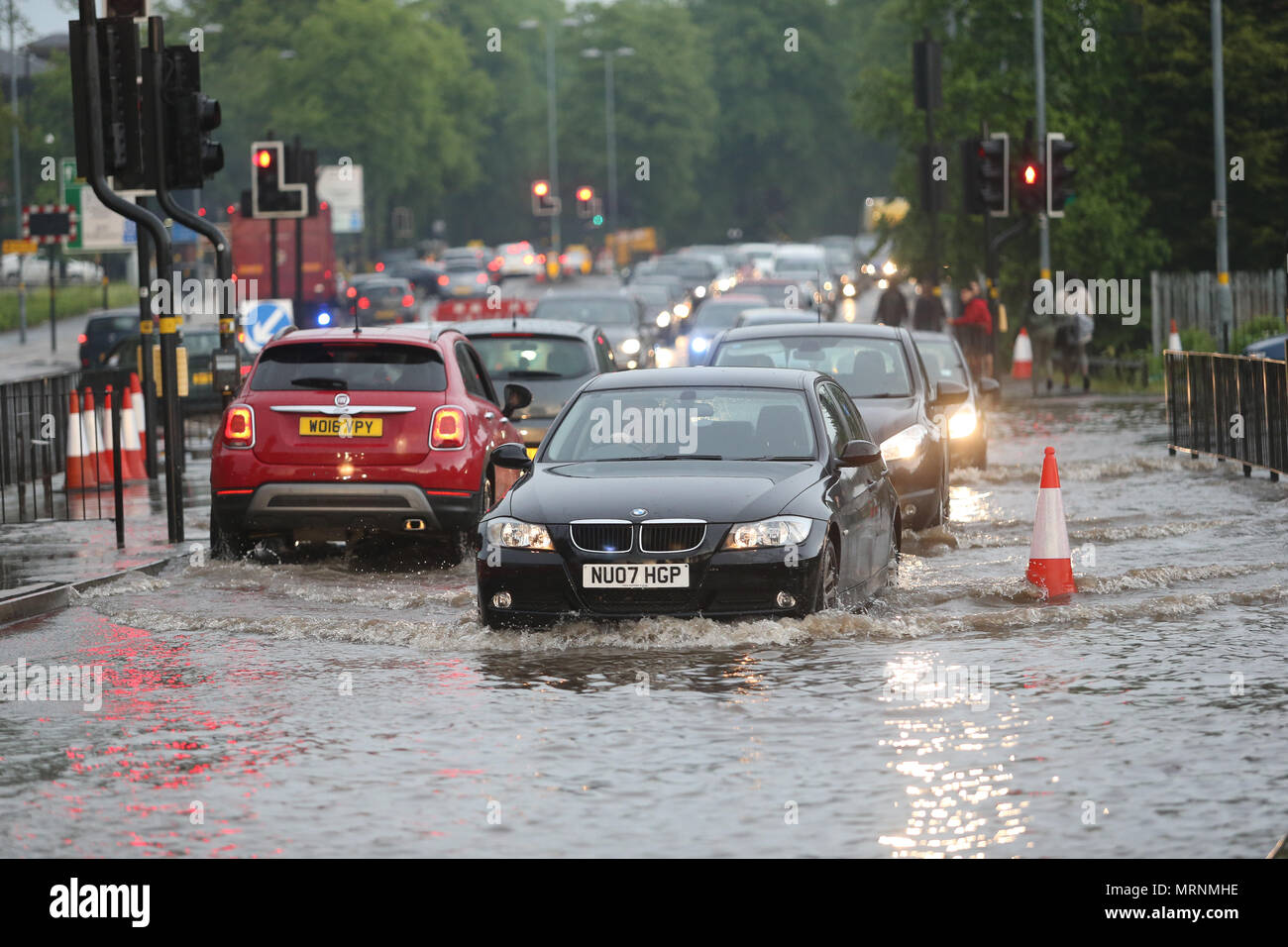 Rechtsverkehr durch tiefes Wasser, Birmingham, Großbritannien Stockfoto