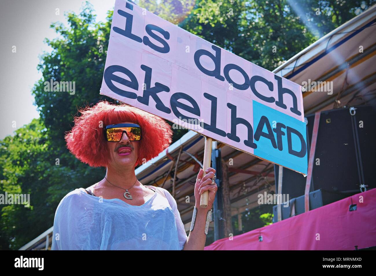 Ein Demonstrator gesehen hält ein Plakat während des Protestes. Techno Liebhaber und Anti-Rassismus-Aktivisten demonstrierten in Berlin gegen eine Kundgebung der Deutschen organisierten rechtsextremen Partei, AFD. Über 70.000 Menschen (laut Veranstalter) haben die Straßen von Berlin mit einer großen Party von einigen der bekanntesten Berliner techno Clubs veranstaltet wurden. Mehrere Zähler Demos haben entlang der deutschen Hauptstadt gegen die AFD-Rallye, die am Hauptbahnhof begonnen und beendet am Brandenburger Tor mit Hunderten von Teilnehmern zu protestieren. Stockfoto