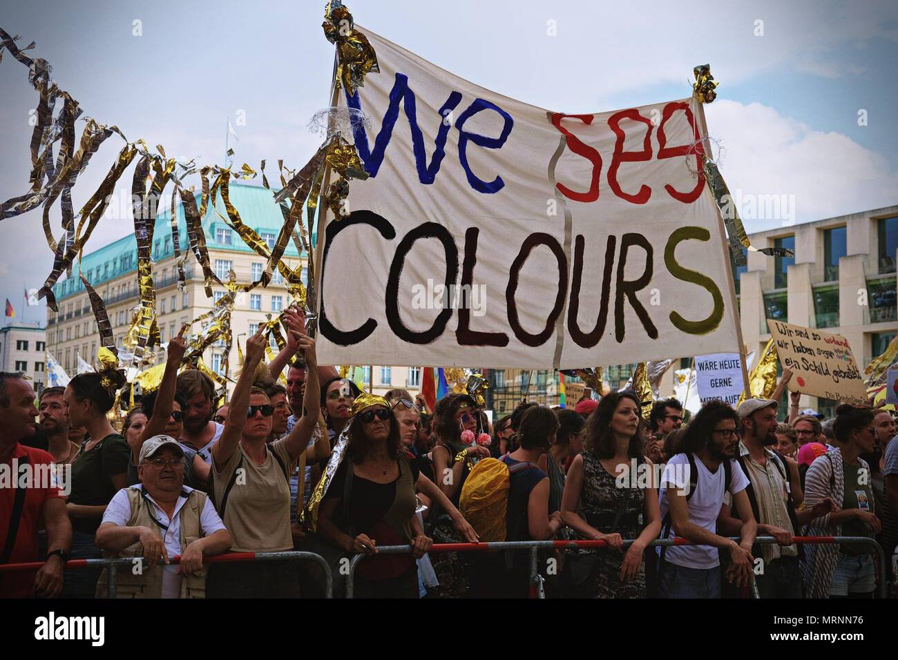 Berlin, Deutschland. 27. Mai, 2018. Die Demonstranten riefen Parolen gesehen während des Protestes. Techno Liebhaber und Anti-Rassismus-Aktivisten demonstrierten in Berlin gegen eine Kundgebung der Deutschen organisierten rechtsextremen Partei, AFD. Über 70.000 Menschen (laut Veranstalter) haben die Straßen von Berlin mit einer großen Party von einigen der bekanntesten Berliner techno Clubs veranstaltet wurden. Mehrere Zähler Demos haben entlang der deutschen Hauptstadt gegen die AFD-Rallye, die am Hauptbahnhof begonnen und beendet am Brandenburger Tor mit Hunderten von Teilnehmern zu protestieren. (Bild: © Lore Stockfoto