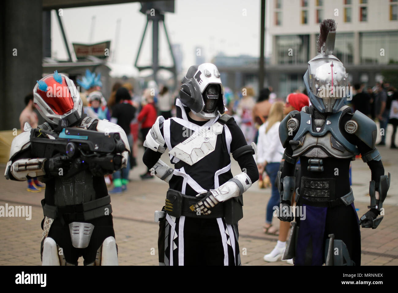 London, Großbritannien. 27. Mai, 2018. Verkleidet in Kostümen für ein Foto bei der MCM Comic Con im Excel Center in London, Großbritannien, am 27. Mai 2018. Das MCM Comic Con wurde in London vom 25. Mai bis 27. Mai stattfand, attacting Viele comic Fans der populären Kultur sammeln. Quelle: Tim Irland/Xinhua/Alamy leben Nachrichten Stockfoto