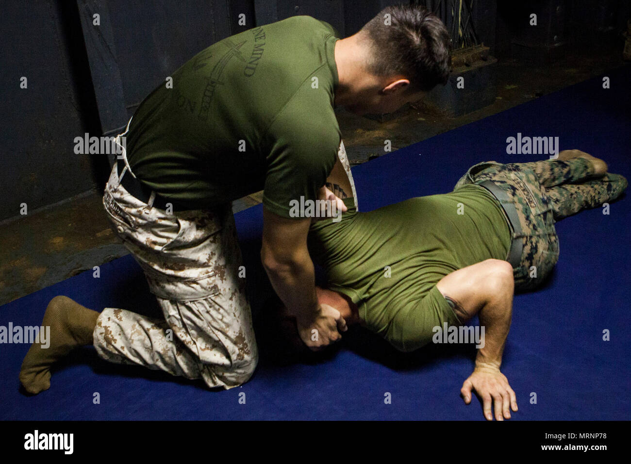 Cpl. Austin Vilardi-Hawk (links) zeigt das Marine Corps Martial Arts Programm Techniken während der Ausbildung mit Cpl. Jonathan Crockett an Bord der USS BONHOMME RICHARD (LHD6) während in den Pazifischen Ozean, 22. Juni 2017 im Gange. Vilardi-Hawk ist ein militärischer Polizist und Martial Arts Instructor und Crockett ist eine schwere Ausrüstung Fahrer, beide mit Combat Logistik Bataillon 31. MCMAP fördert die körperliche Eignung und Fähigkeiten schärft Marines im Nahkampf zu übergeben. Die 31. MEU Partner mit Amphibischen Squadron 11 der Marine den amphibischen Komponente von Bonhomme Richard Expeditionary Strike Gro zu bilden Stockfoto