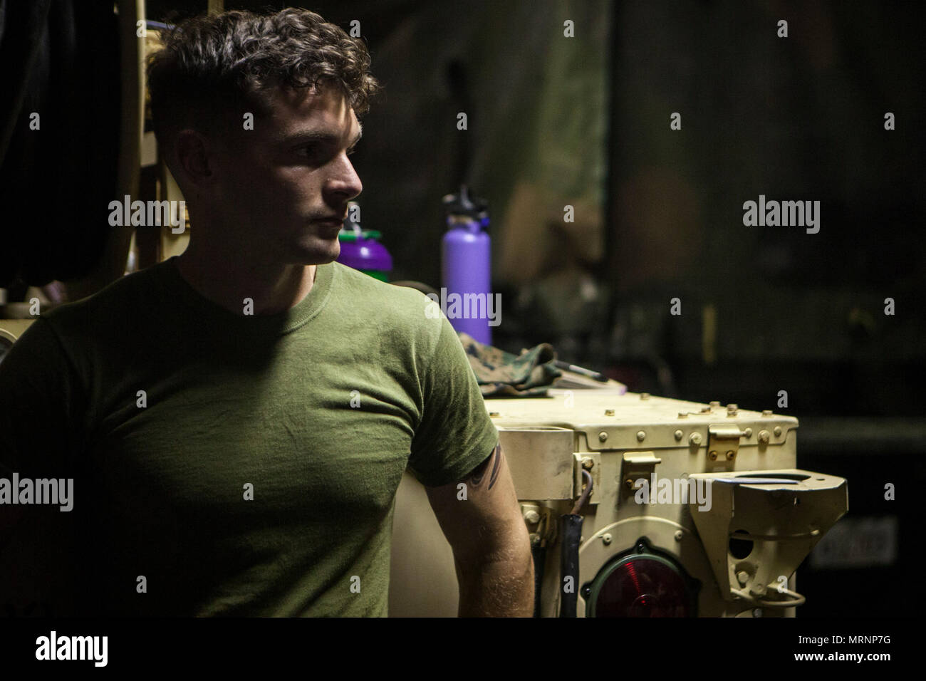 Cpl. Jonathan Crockett beteiligt sich an der Marine Corps Martial Arts Programm für die Ausbildung an Bord der USS BONHOMME RICHARD (LHD6) während in den Pazifischen Ozean, 22. Juni 2017 im Gange. Crockett ist eine schwere Ausrüstung Fahrer bekämpfen Logistik Bataillon 31, 31 Marine Expeditionary Unit, und ist ein Eingeborener von Boise, Idaho. MCMAP fördert die körperliche Eignung und Fähigkeiten schärft Marines im Nahkampf zu übergeben. Die 31. MEU Partner mit Amphibischen Squadron 11 der Marine den amphibischen Komponente von Bonhomme Richard Expeditionary Strike Group zu bilden. Die 31. MEU und PHIBRON 11 Mähdrescher ein zusammenhängendes zur Verfügung zu stellen Stockfoto