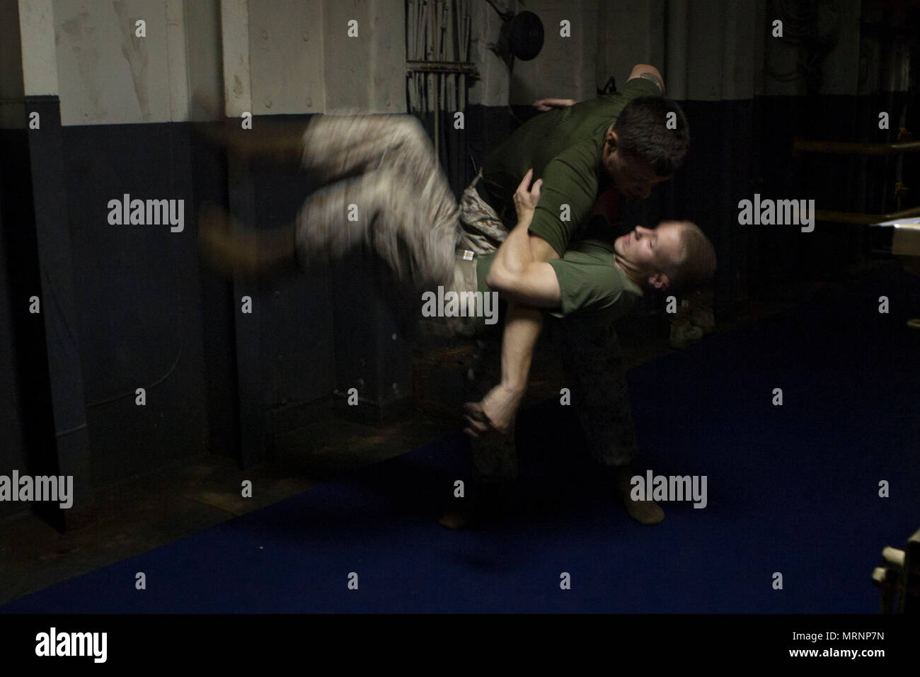 Cpl. Austin wirft Vilardi-Hawk Lance Cpl. Garett Verbrennungen beim Marine Corps Martial Arts Programm für die Ausbildung an Bord der USS Bonhmme Richard (LHD6) während in den Pazifischen Ozean, 22. Juni 2017 im Gange. Vilardi-Hawk ist ein militärischer Polizist und Martial Arts Instructor mit der Bekämpfung der Logistik Bataillon 31 und Verbrennungen ist ein Kampf Videofilmer mit dem 31 Marine Expeditionary Unit. MCMAP fördert die körperliche Eignung und Fähigkeiten schärft Marines im Nahkampf zu übergeben. Die 31. MEU Partner mit Amphibischen Squadron 11 der Marine den amphibischen Komponente von Bonhomme Richard Expeditionary Strike Group zu bilden. Stockfoto