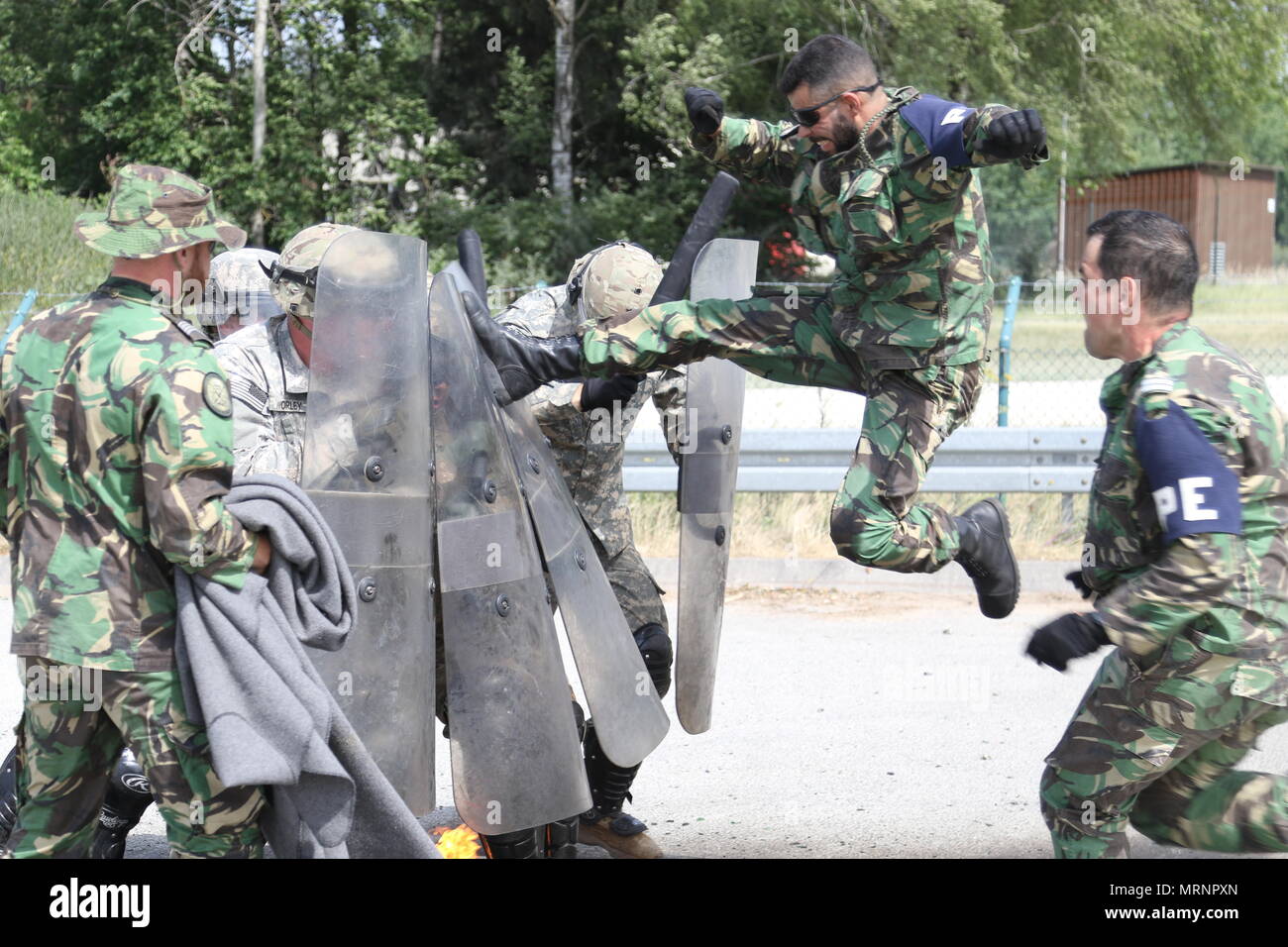 Einer Portugiesischen Armee Militar Polizei Mitglied Als Eine Aggressive Randalierer Fur Schulungszwecke Springen Der Riot Control