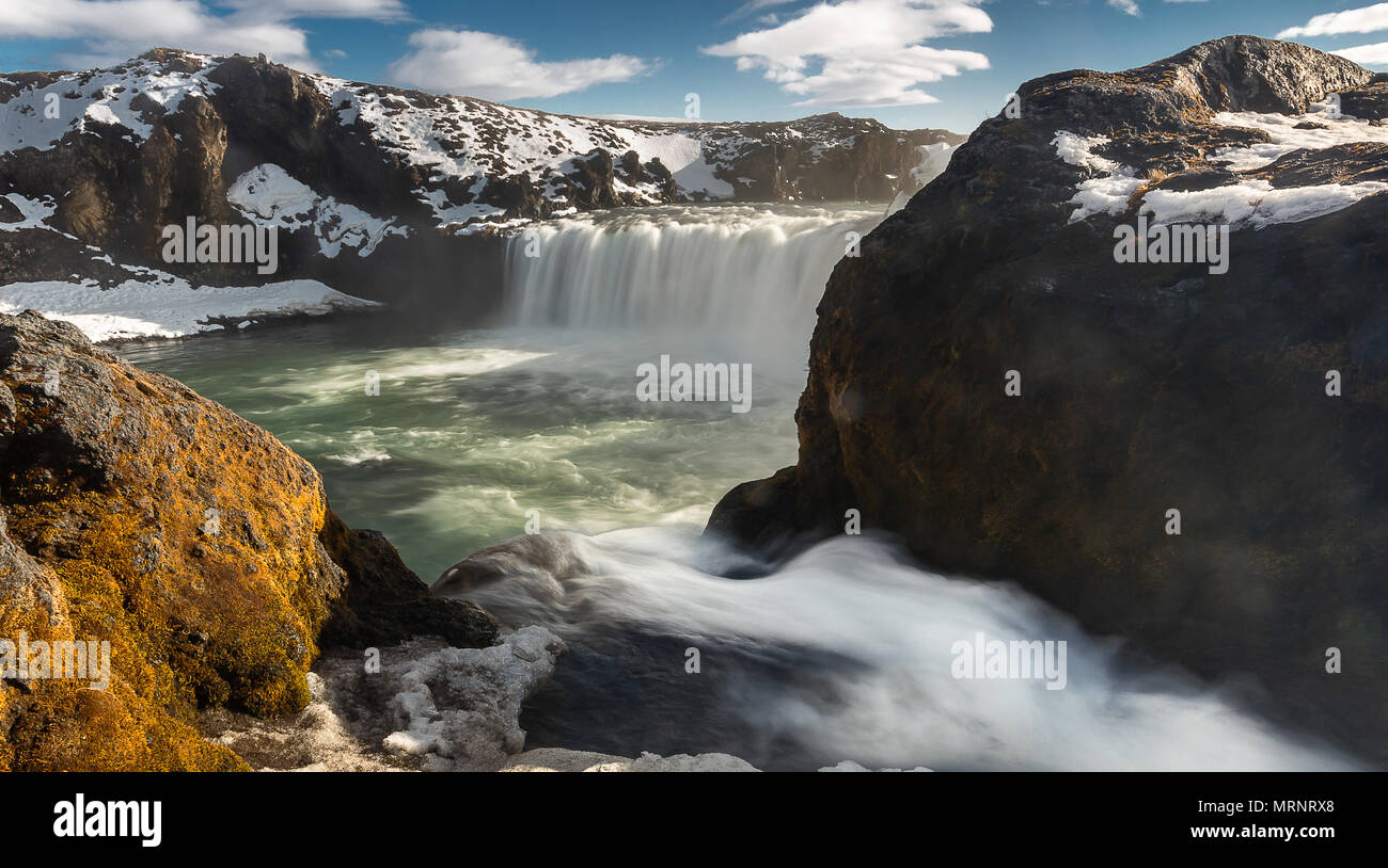 Godafoss Wasserfall in Island im Winter an einem sonnigen Tag Stockfoto