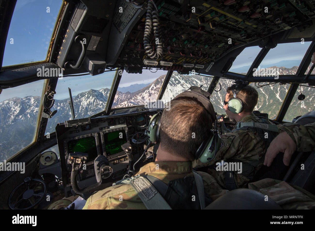 Us Air Force MC-130H Combat Talon II Besatzungsmitglieder aus der 353 Special Operations Group Verhalten low-level Flight Training über die Hida Berge, 19. Juni 2017, während der Übung Teak Jet. Das Flugzeug verfügt über Gelände - Folgenden und Gelände - Vermeidung Radare in der Lage, Operationen so gering wie 250 Fuß bei widrigen Wetterbedingungen. (U.S. Air Force Foto von Yasuo Osakabe) Stockfoto