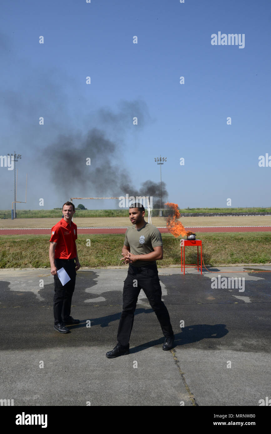 Feuer-prüfer Andy Daie und Carl Sauvage, der US-Armee Garnison Benelux" Abteilung der Notdienste zugeordnet, erklären, wie ein Fett Feuer in einer Küche während der Tag der Sicherheit, in Chièvres Air Base, Belgien, 01. Juni 2017 zu stoppen. (U.S. Armee Foto durch visuelle Information Specialist Pascal Demeuldre) Stockfoto