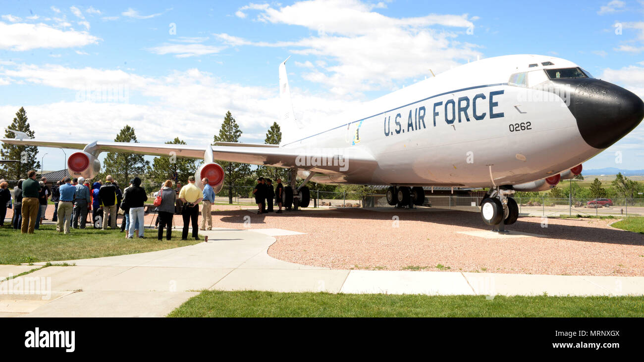 Mitglieder der 4 Airborne Command Control Squadron an einem Denkmal Engagement während der 25. Jahrestag der Deaktivierung des 4 ACCS an der South Dakota Air und Space Museum, Box Elder, S.D., 24. Juni 2017. War eine Bank, die Anzeige von Bildern der EC-135 für diejenigen, die in der Staffel serviert gewidmet und ist vergangen. Die Bank sitzt auf dem Freigelände des Museums unter Schwanz 262, der den Spitznamen "zu krank, zu fliegen." (U.S. Air Force Foto: Staff Sgt. Hailey Staker) Stockfoto