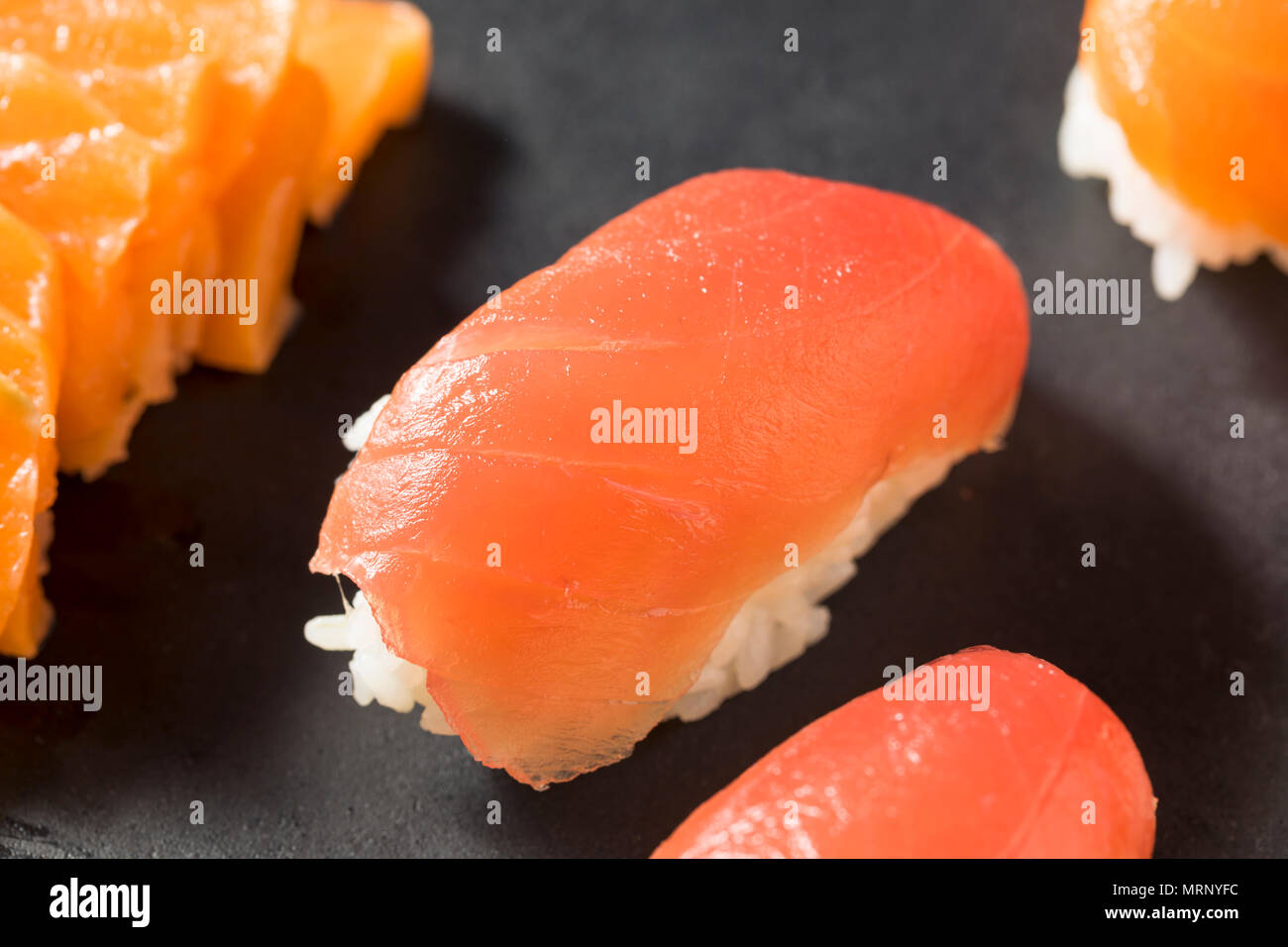 Raw japanische Lachs-sashimi mit Wasabi und Nigiri Stockfoto