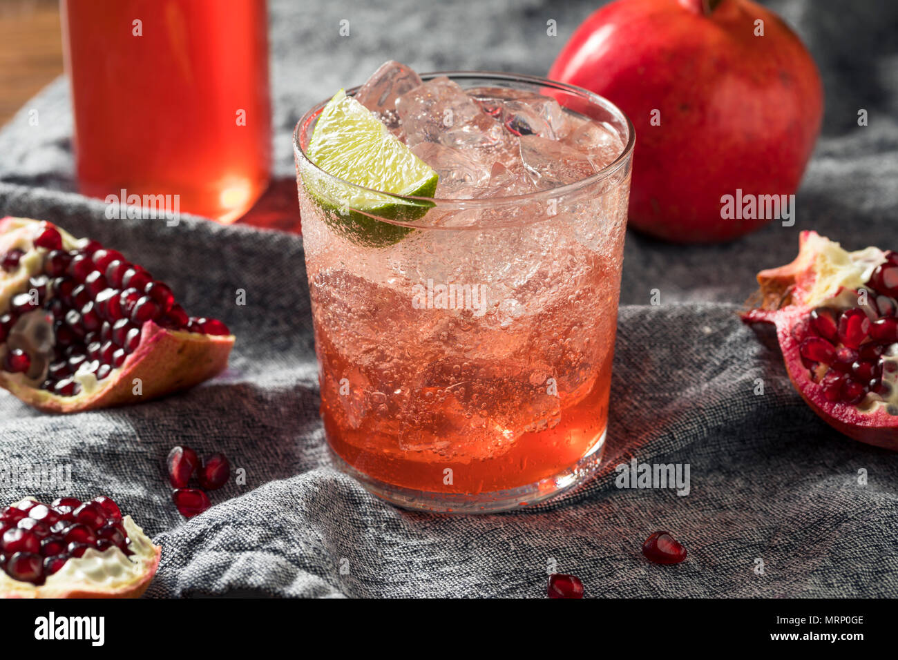 Süße hausgemachte Granatäpfel Grenadine Cocktail mit Kalk Stockfoto