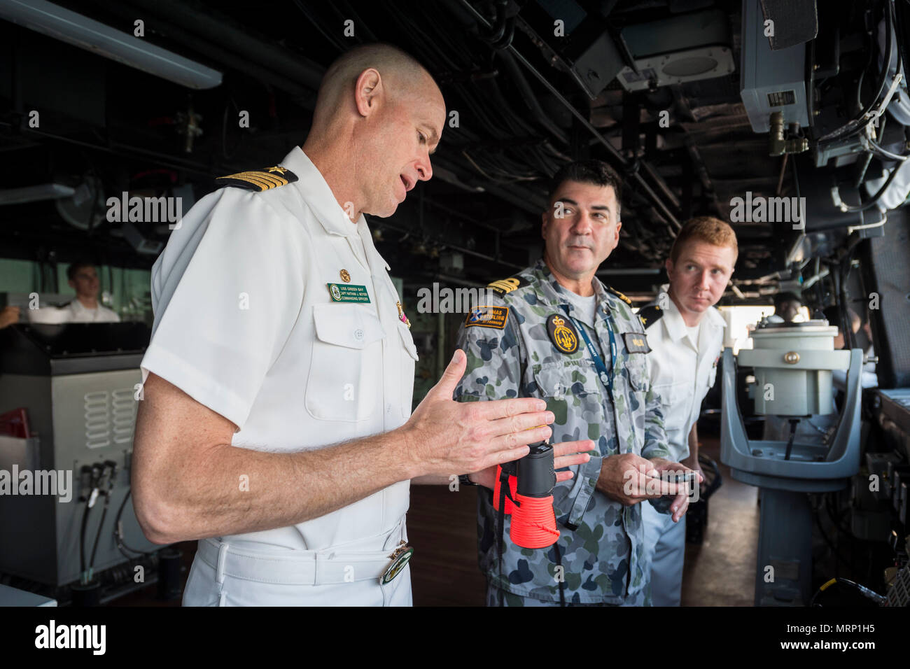 170628-N-ZL 062-016 Cairns, Australien (28. Juni 2017) Kapitän Nate Moyer, kommandierender Offizier der USS amphibious Transport dock Green Bay LPD (20), und Cmdr. Peter Mellick, von der Royal Australian Navy, diskutieren Schiff Manöver bei einem Meer und anker detail. Green Bay, Teil der Bonhomme Richard Expeditionary Strike Group, ist die in der Indo-Asia-pazifischen Region Partnerschaften zu verbessern und eine fertige Antwort für jede Art von Kontingenz. (U.S. Marine Foto von Mass Communication Specialist 3. Klasse Sarah Myers/Freigegeben) Stockfoto