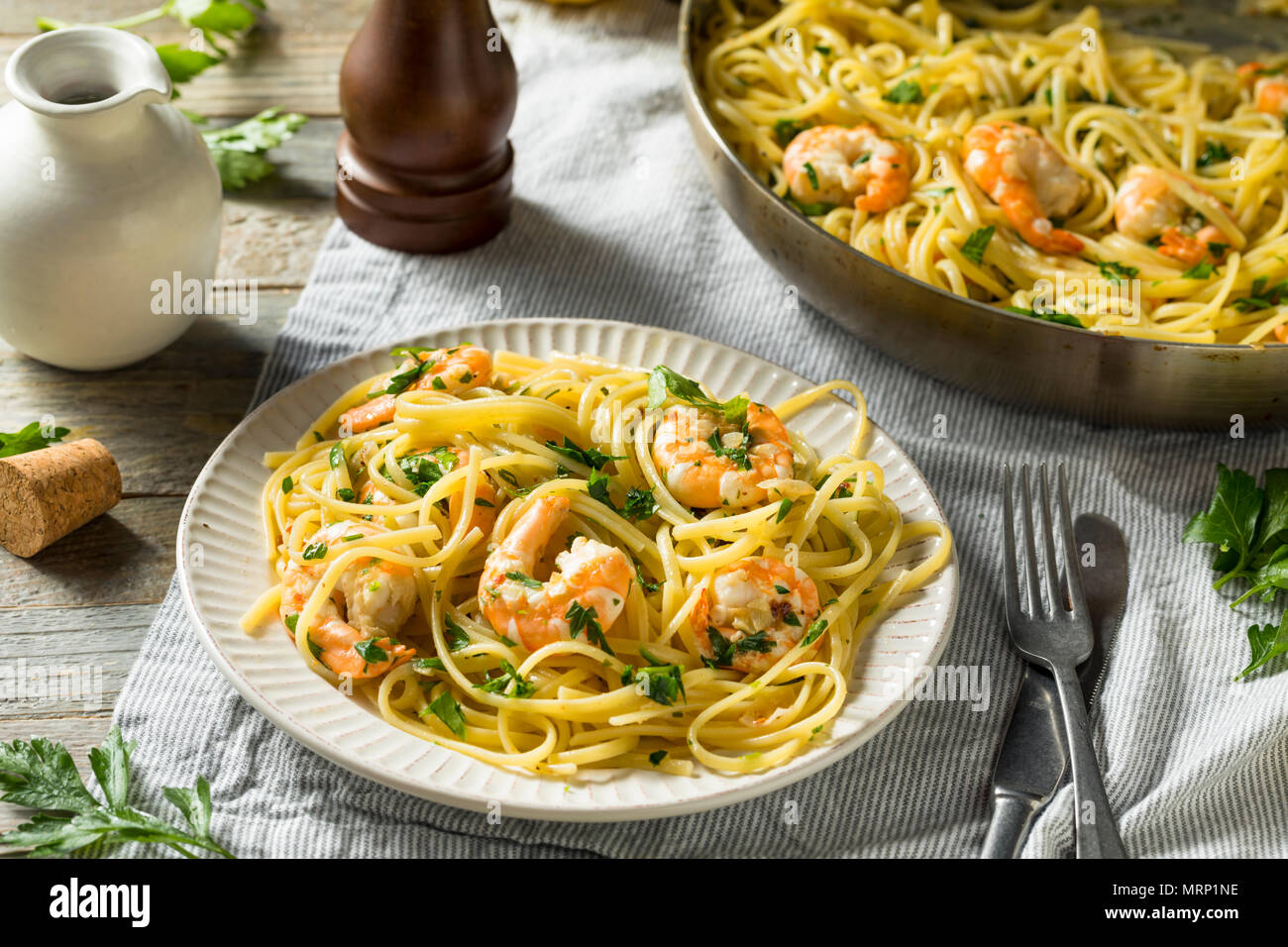 Hausgemachte Zitrone Shrimp Scampi mit Knoblauch und Petersilie Stockfoto