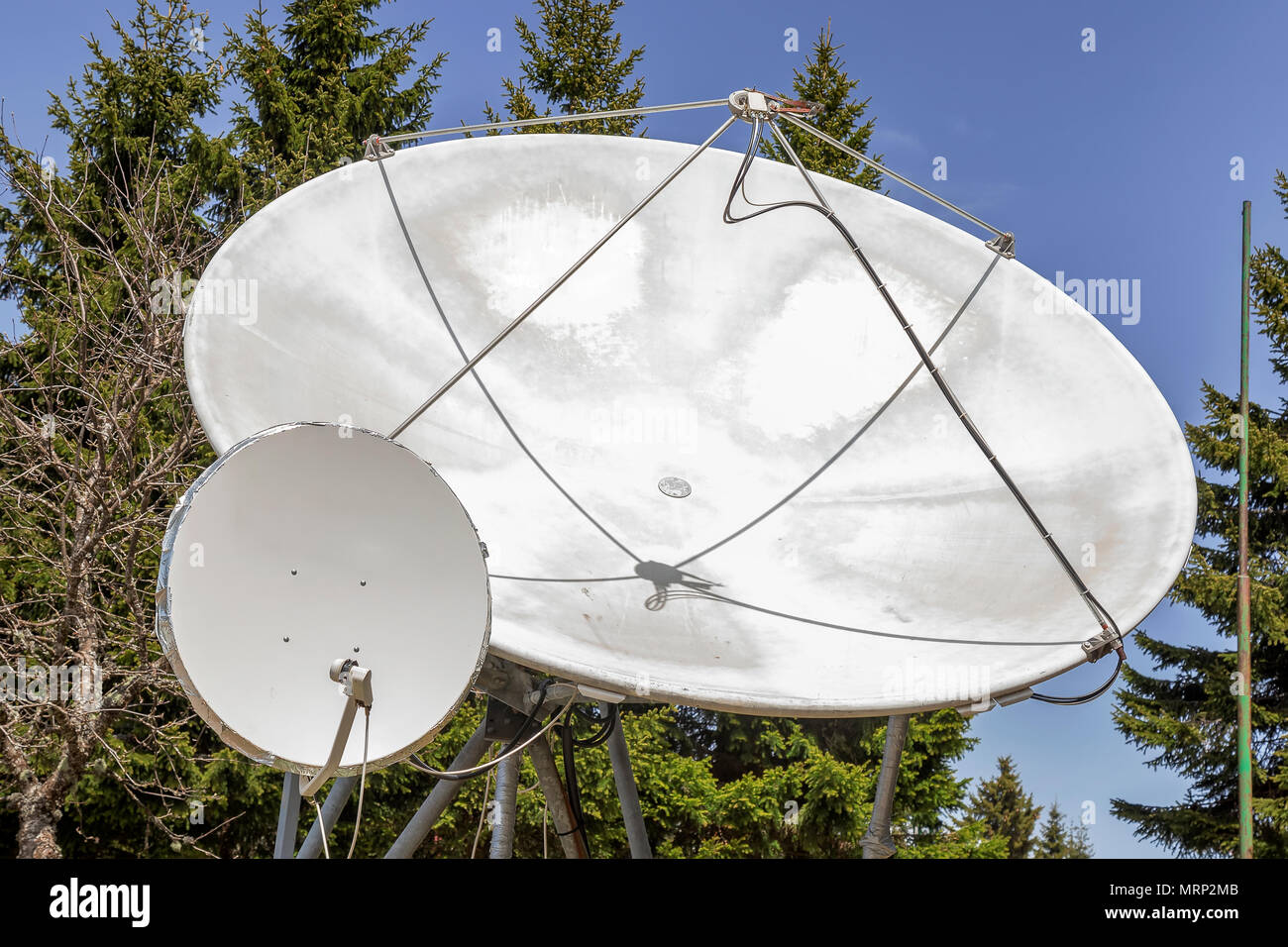 Zwei große Satellitenschüssel outdoor, Parabolantenne. Satelliten-kommunikation Festplatten. Stockfoto