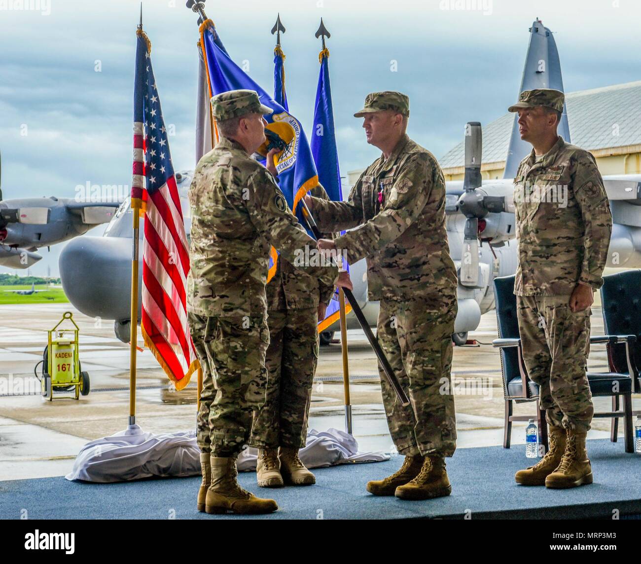 Us Air Force lt Gen Marshall B. Webb, Commander, Air Force Special Operations Command, Links, leitet die 353 Special Operations Group Ändern des Befehls zwischen dem scheidenden Kommandanten Colonel William Freeman und eingehende Kommandant Oberst Jason Kirby Juli 19, 2017, bei Kadena Air Base, Japan. Kirby Befehle jetzt mehr als 850 Flieger, die auf die einzige USAF SPECIAL OPERATIONS-Einheit im Pazifik machen. (U.S. Air Force Foto von älteren Flieger Nick Emerick) Stockfoto