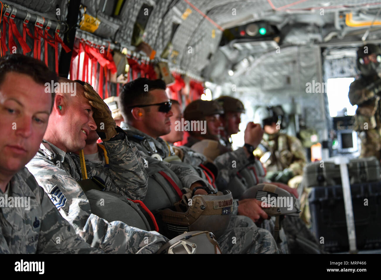 Us Air Force Piloten in die 435Th Contingency Response Group belegt in einem U.S. Army CH-47 Chinook während der Übung Sabre Strike17 am Lielvarde Air Base, Lettland, Juni 10, 2017 sitzen. Die 435Th CRG Flieger mit dem Fallschirm aus dem Chinook, sie für solche Operationen bei der Bereitstellung vorzubereiten. Sabre Streik 17 Highlights Die inhärente Flexibilität der Land- und Luftstreitkräfte, schnell auf Krisen, die die richtige Präsenz, wo es gebraucht wird, reagieren, wenn es erforderlich ist. (U.s. Air Force Foto von älteren Flieger Tryphäna Mayhugh) Stockfoto