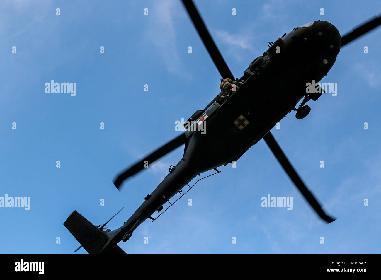 Us Air Force taktische Kontrolle Partei Flieger aus dem 227 Air Support Operations Squadron Abstieg von einer 1-150 th Assault Helicopter Bataillon UH-60 Black Hawk Hubschrauber während der gemeinsamen Ausbildung für New Jersey Task Force ein Joint Base Mc Guire-Dix - Lakehurst, New Jersey, 28. Juni 2017. Die primäre Aufgabe von New Jersey, die Task Force eine erweiterte technische Möglichkeiten der Suche und Rettung der Opfer gefangen oder entombed in strukturell eingestürzten Häuser zur Verfügung zu stellen. Task Force One besteht aus New Jersey National Guard Soldaten und Piloten, als auch Zivilisten. (U.S. Air National Guard Foto von Maste Stockfoto