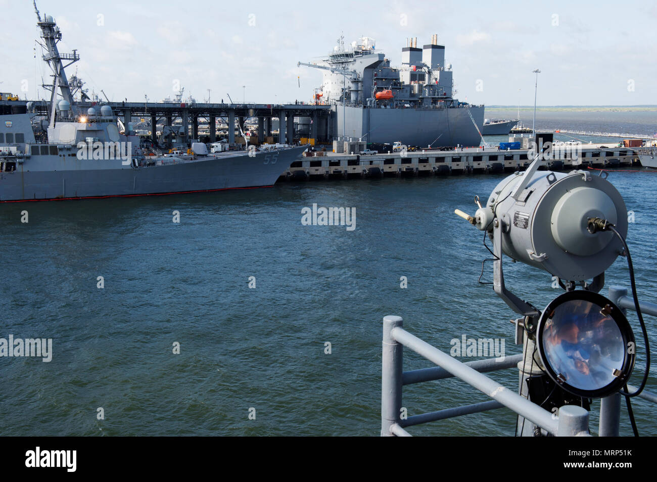 170619-N-PO 203-050 Norfolk, Virginia (Jun. 19, 2017) Matrosen an Bord der geführte Anti-raketen-Zerstörer USS Stout (DDG55) eine Nachricht an die geführte-missile Cruiser USS Monterey (CG61) während eines Tests das Amt des Naval Research TechSolutions (ONR) geförderte Blinklicht Text Converter (FLTC). Mit Hilfe des Schiffes vorhandenen Signal Lampe mit einer Kamera und Liquid Crystal Shutter ausgestattet, die sowohl FLTC sendet und empfängt optische Lampe Kommunikation über eine intuitive Chat Session auf einen Tablet-PC. (U.S. Marine Foto von John F. Williams/Freigegeben) Stockfoto