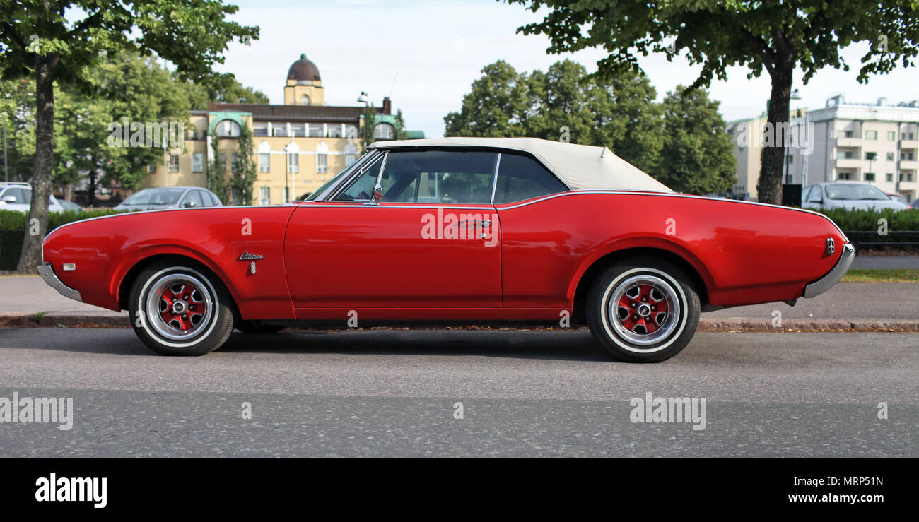 Vintage Cadillac red Cadillac auf einer Straße der Stadt Stockfoto