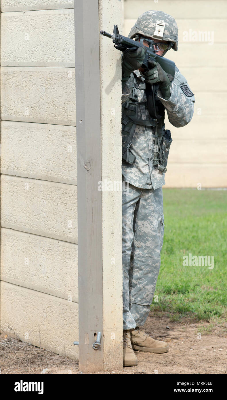 Der Oklahoma Army National Gardisten von jeder größeren Untergeordnete Befehl (MSC) zurück zu Grundlagen im Juni 2017, während der Plains Krieger, ein zwei-wöchigen Schulungsveranstaltung im Camp Gruber Training Center, in der Nähe der Braggs, Oklahoma statt. Das Training wurde speziell für Junior nicht-unteroffizieren (NCOs) in Vorbereitung für Ihre professionelle militärische Ausbildung (PME). Die Ausbildung konzentriert sich auf verschiedene körperliche und geistige Aufgaben, einschließlich Krieger Aufgaben, Schlacht, Bohrer, und eine Verbesserung der Fitness Training. (U.S. Army National Guard Foto von 1 Lt Leanna Litsch) Stockfoto