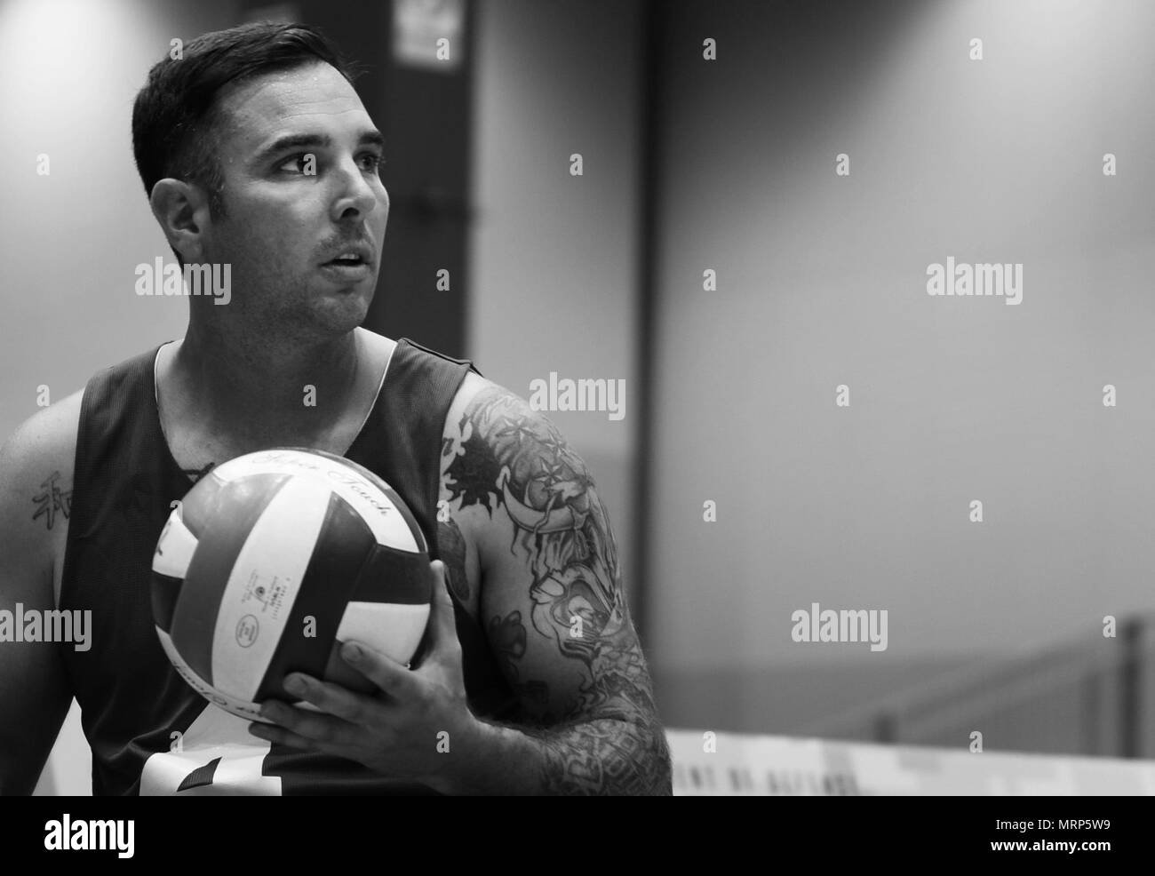 Us Air Force Tech. Sgt. Christopher D'Angelo, ein Pflaster und Bau Truppe aus Philadelphia, Pa., bereitet einen Volleyball während der Praxis in Vorbereitung auf die 2017 Krieger spiele Juni 29, 2017 am McCormick Place-Lakeside Center, Chicago, Illinois Adaptive sport Rehabilitation hat sich positiv zu haben, lang anhaltende Wirkungen auf die verletzten Krieger, und die Luftwaffe verwundete Krieger Programm arbeitet, um sicherzustellen, dass Gesamtkraft Flieger persönliche Unterstützung und Betreuung ab dem Zeitpunkt der Verletzung oder Krankheit durch Rückkehr zum Dienst, Trennung oder Eintritt in den Ruhestand erhalten. (U.S. Air Force Foto: Staff Sgt. C Stockfoto