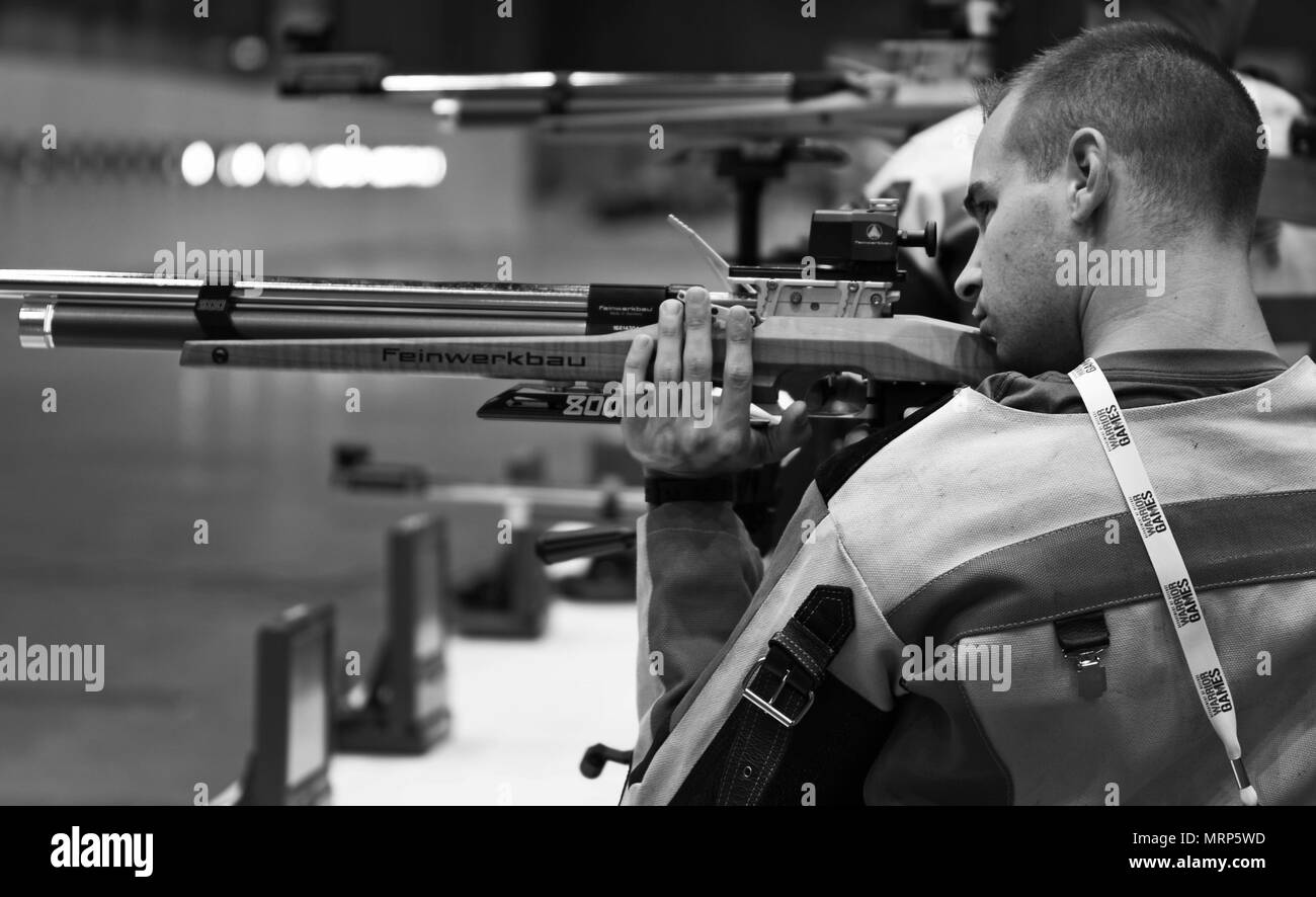 Us Air Force 2nd Lieutenant Ryan Novack, Munition und Missile maintenance Officer von Aurora, Illinois, auf die Zielgruppe während der Praxis in der Vorbereitung für die 2017 Krieger spiele Juni 29, 2017 am McCormick Place-Lakeside Center, Chicago, Illinois Adaptive sport Rehabilitation bewährt hat positive, langfristige Auswirkungen auf die verletzten Krieger, und die Luftwaffe verwundete Krieger Programm arbeitet, um sicherzustellen, dass Gesamtkraft Flieger persönliche Unterstützung und Betreuung ab dem Zeitpunkt der Verletzung oder Krankheit durch Rückkehr zum Dienst, Trennung oder Eintritt in den Ruhestand erhalten. (U.S. Air Force Foto: Staff Sgt. Chip Pons) Stockfoto