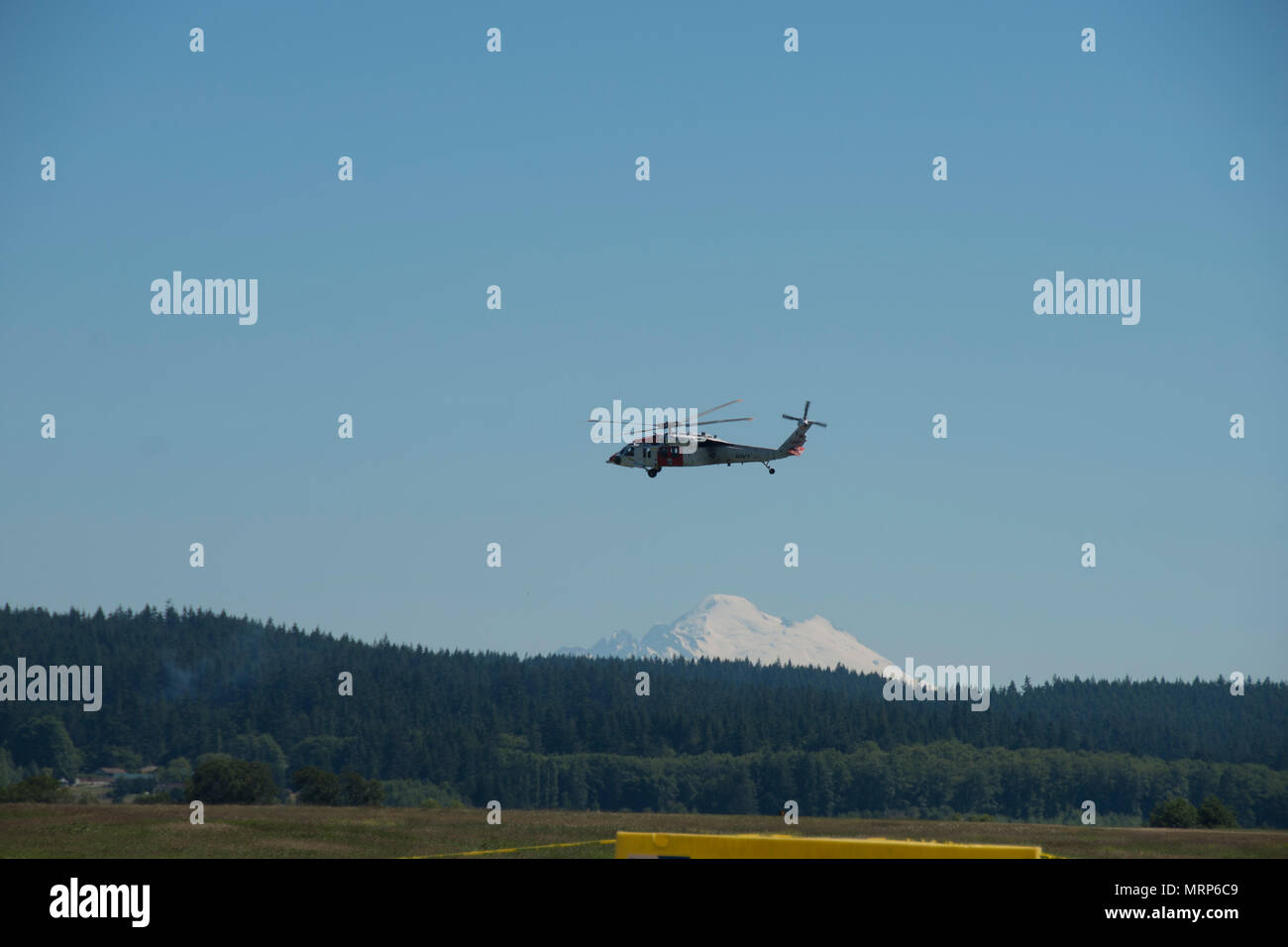 170624-N-CR843-176 OAK HARBOR, Washington (24. Juni 2017) A MH-60 Nighthawk Hubschrauber vom Naval Air Station Whidbey Island (NASWI) fliegt die nationale Ensign während einer base Open House in NASWIs Ault Field in Oak Harbor, Washington. 4. jährliche base Open House war ein Oppourtunity für die Öffentlichkeit erfahren Sie Vergangenheit, aktuellen und zukünftigen Operationen bei der Marine nur Air station im pazifischen Nordwesten und feiern den 7. Jahrestag der Gründung der Basis. (Foto: U.S. Navy Mass Communication Specialist 3. Klasse Juan S. Sua / veröffentlicht) Stockfoto