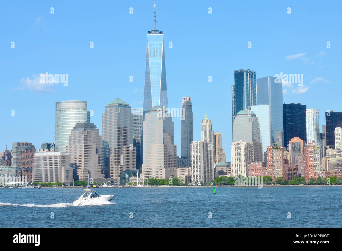 Blick auf den New York World Financial Center und Battery Park von Liberty State Park in Jersey City, NJ Stockfoto