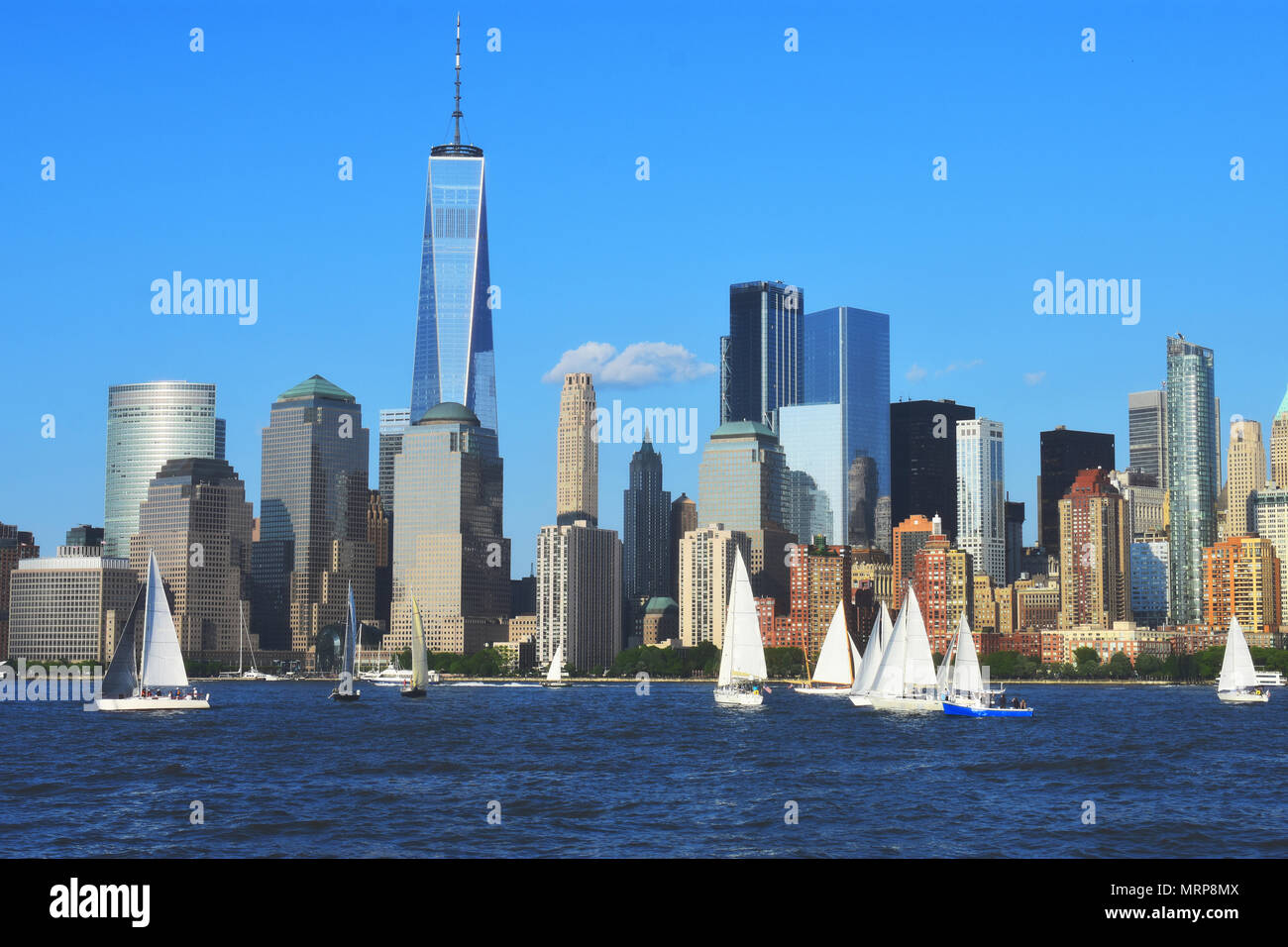 Blick auf den New York World Financial Center und Battery Park von Liberty State Park in Jersey City, NJ Stockfoto