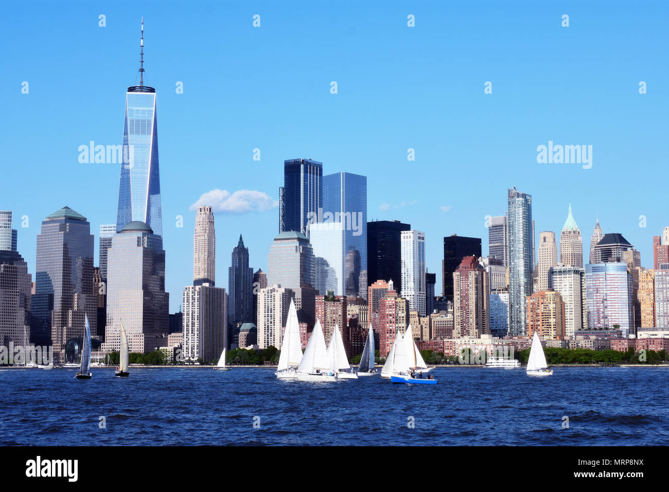 Blick auf den New York World Financial Center und Battery Park von Liberty State Park in Jersey City, NJ Stockfoto