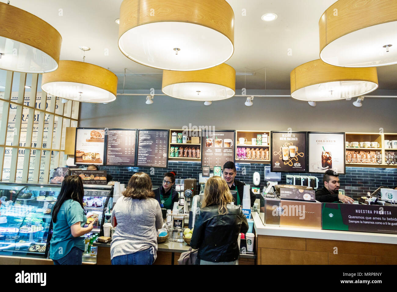 Mexiko-Stadt, Polanco, Hispanic Latin Latino ethnisch, mexikanisch, Starbucks Kaffee, Café, Kaffeehaus, Theke, innen, Gast, Bestellung Stockfoto