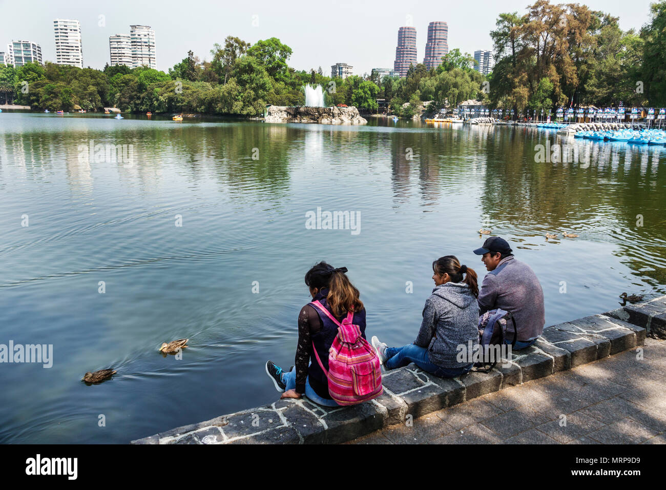 Mexico City, Polanco, Hispanic Mexican, Bosque de Chapultepec Forest Park parque, Lake, Boy Boys, Male Kid Kids child children, girl, female, teen teens Stockfoto